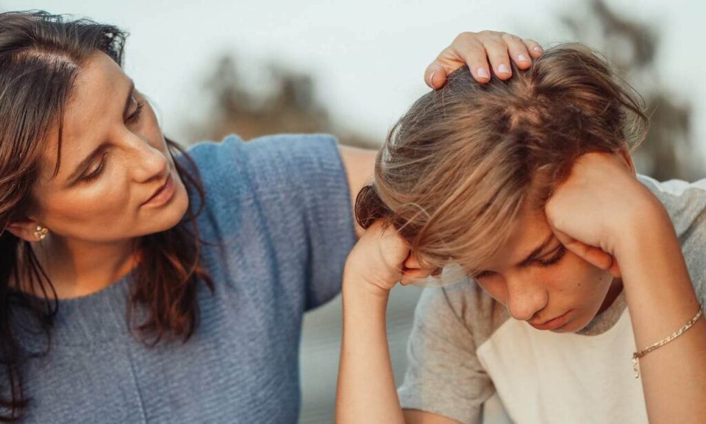 Eine Mutter führt ein positives Gespräch mit ihrem Kind