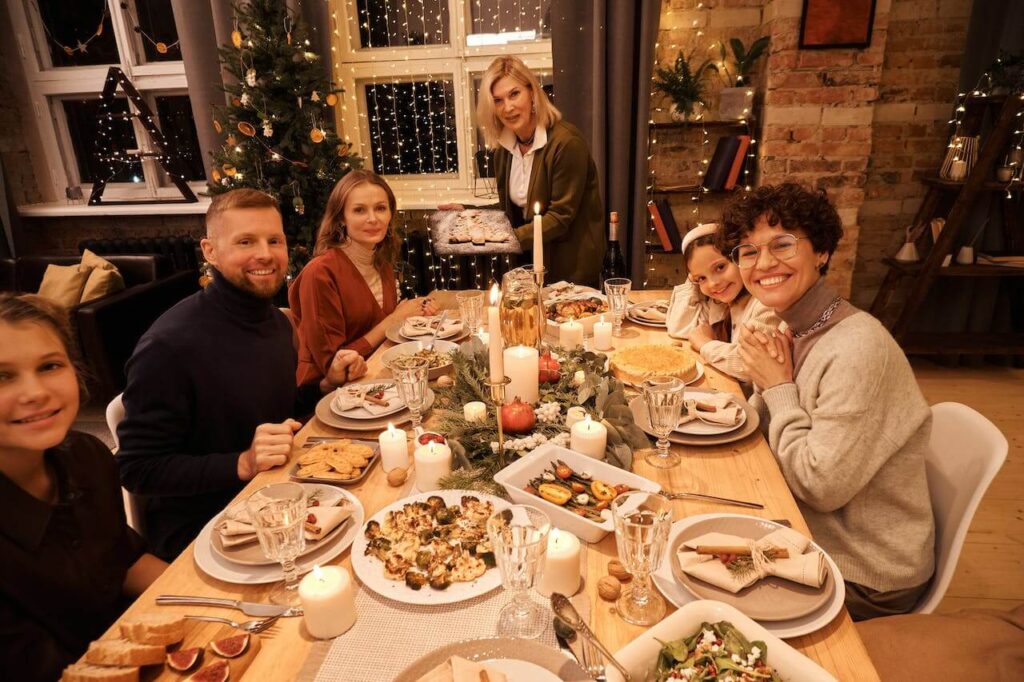 Weihnachts-Special FamilyShift Beitragsbild: Glückliche Großfamilie beim Weihnachts-Essen