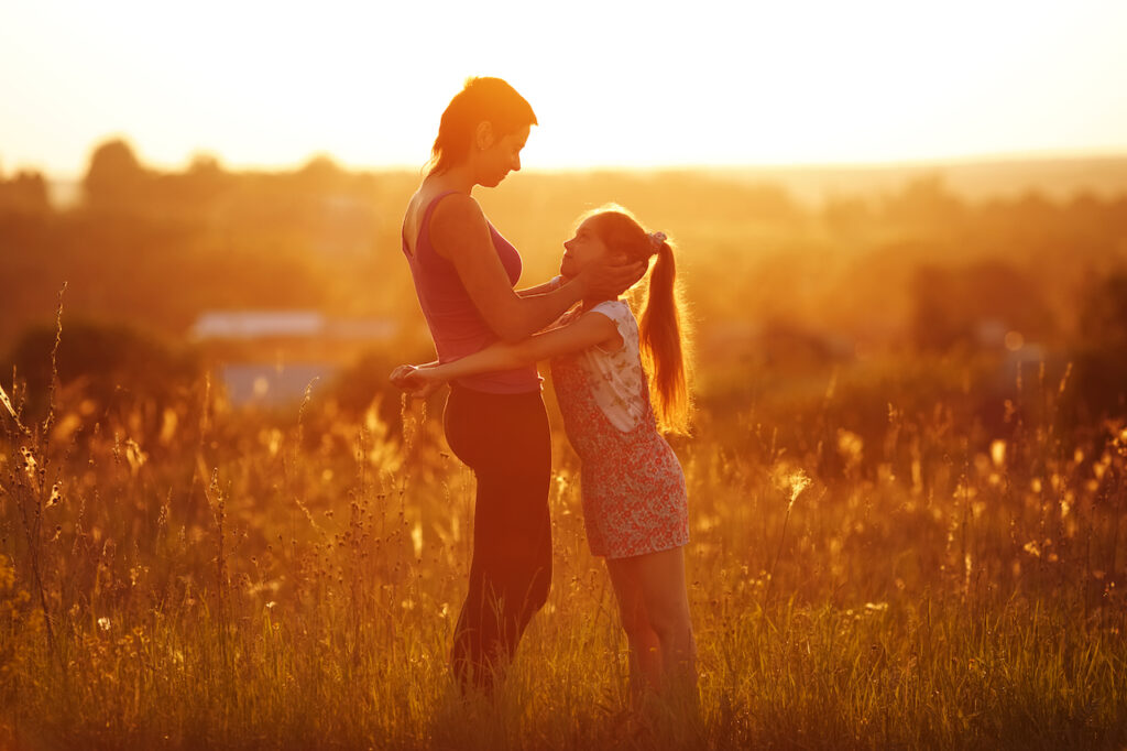 #17 FamilyShift Beitragsbild: Mutter und Tochter umarmen sich