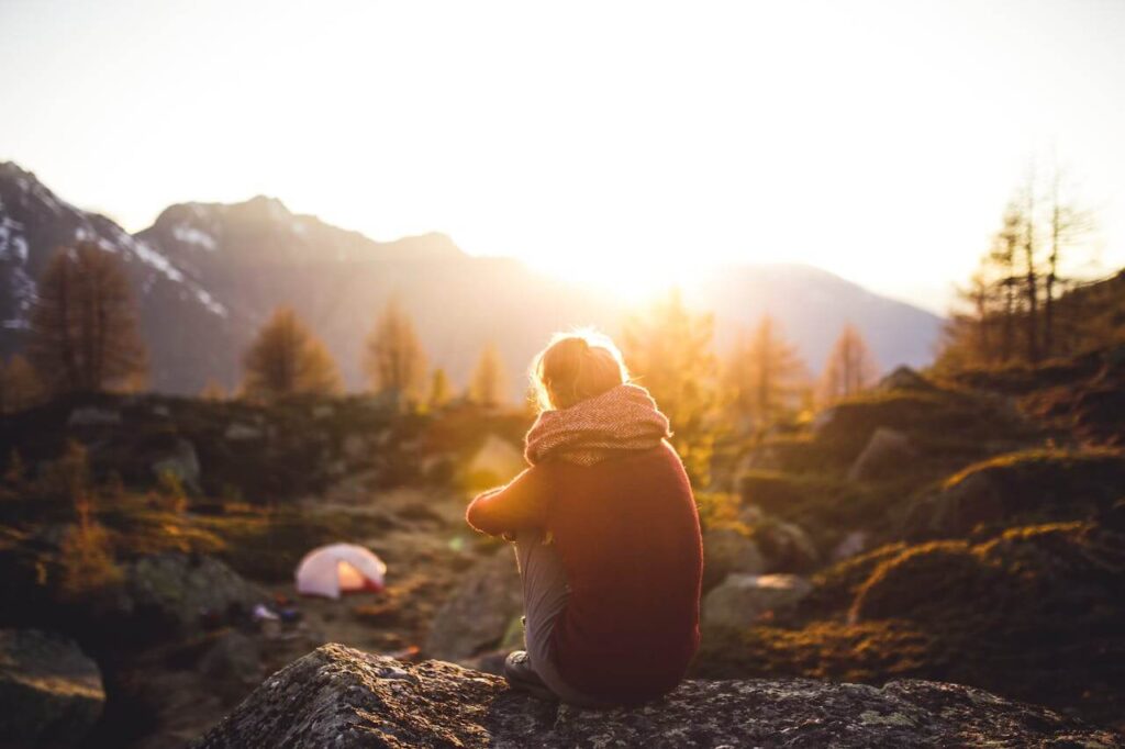 #20 FamilyShift Beitragsbild: Eine glückliche Frau in den Bergen