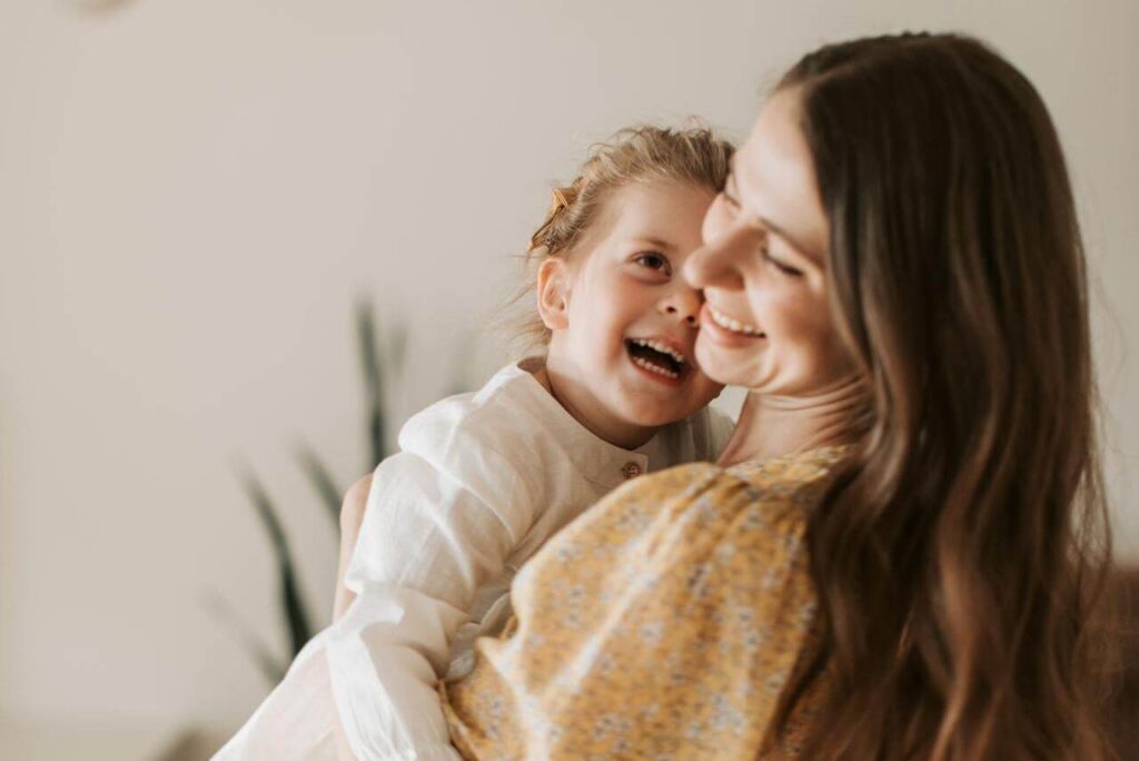 #23 FamilyShift Beitragsbild: Glückliche Mutter mit Tochter auf dem Arm