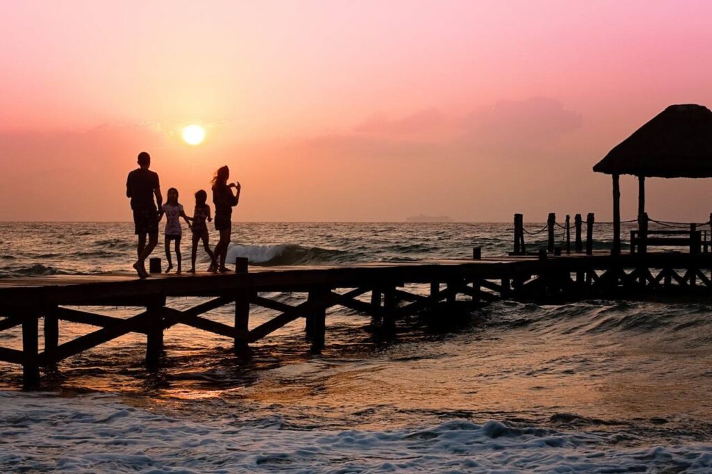 #26 FamilyShift Beitragsbild: Glückliche Familie im Sonnenuntergang