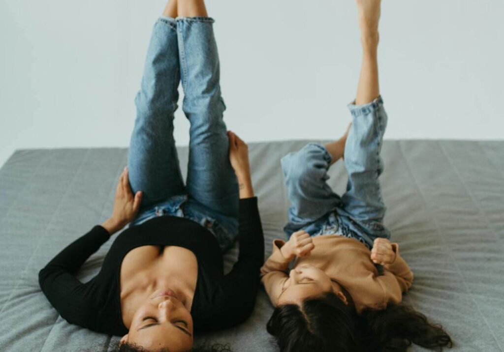 #29 FamilyShift Beitragsbild: Mutter und Tochter entspannen gemeinsam
