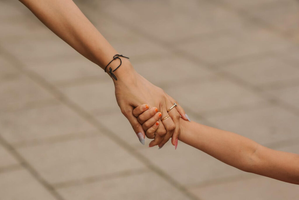 #30 FamilyShift Beitragsbild: Mutter und Tochter halten sich an der Hand