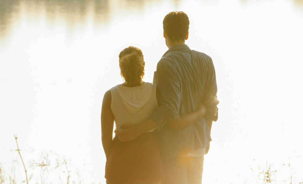 #39 FamilyShift Beitragsbild: Ein glückliches Paar steht am See