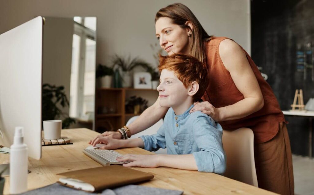#41 FamilyShift Beitragsbild: Eine Mutter lernt gemeinsam mit ihrem Sohn