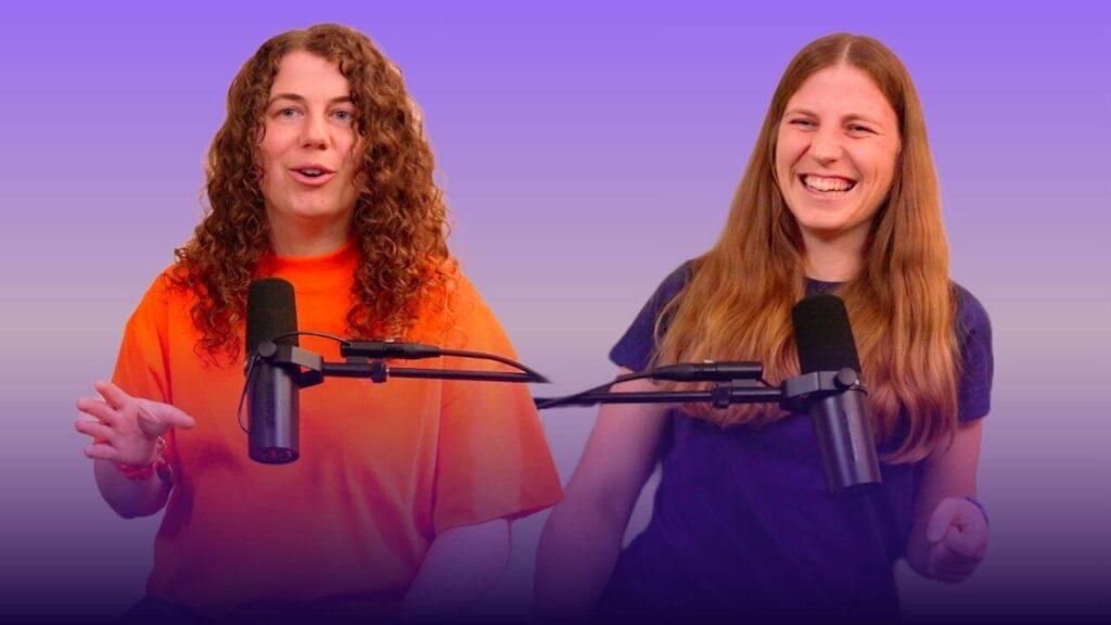 #63 ziemlichglücklich Beitragsbild: zwei Personen sitzen und lachen.