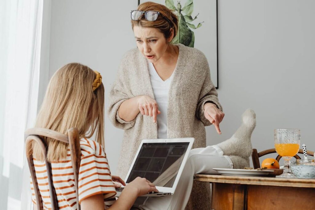 #69 ziemlichglücklich Beitragsbild: Mutter streitet mit ihrer Tochter über die Schule