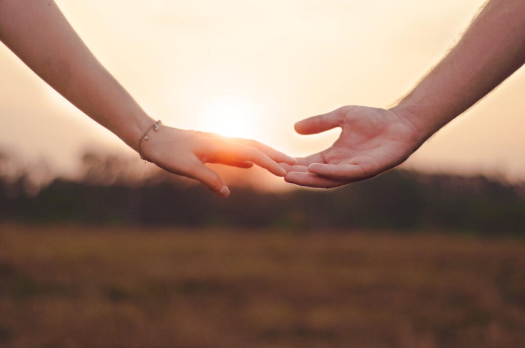 #70 ziemlichglücklich Beitragsbild: Ein Paar hält sich an den Händen