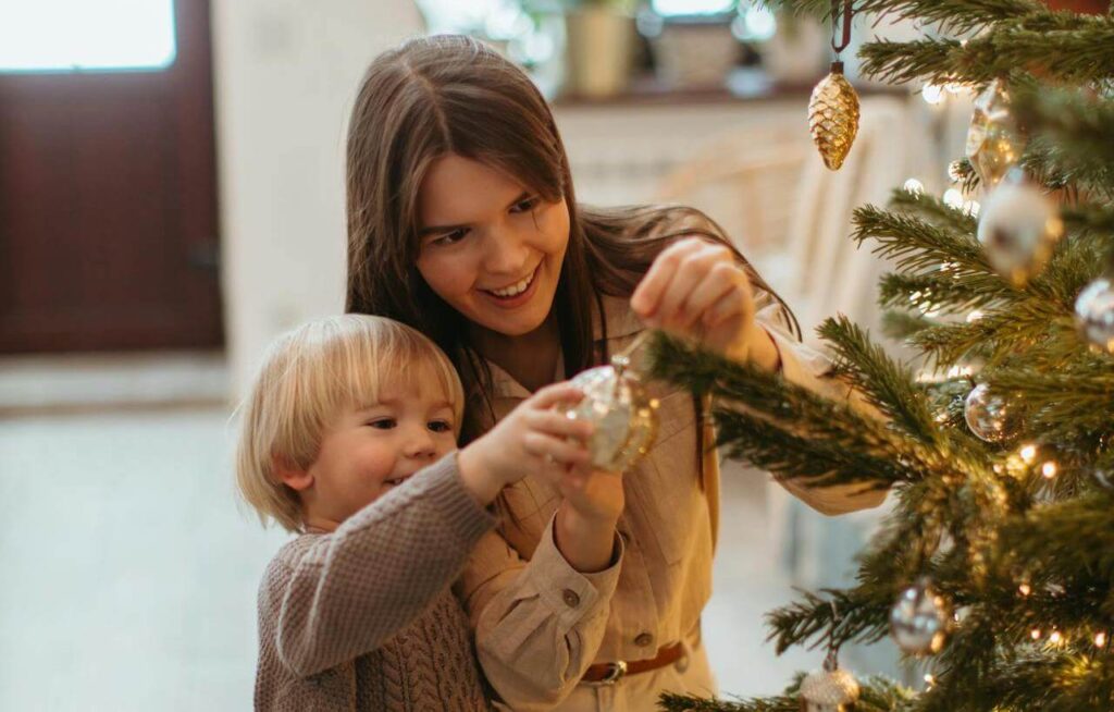 #88 ziemlichglücklich Beitragsbild: Mutter schmückt mit ihrem Kind den Weihnachtsbaum