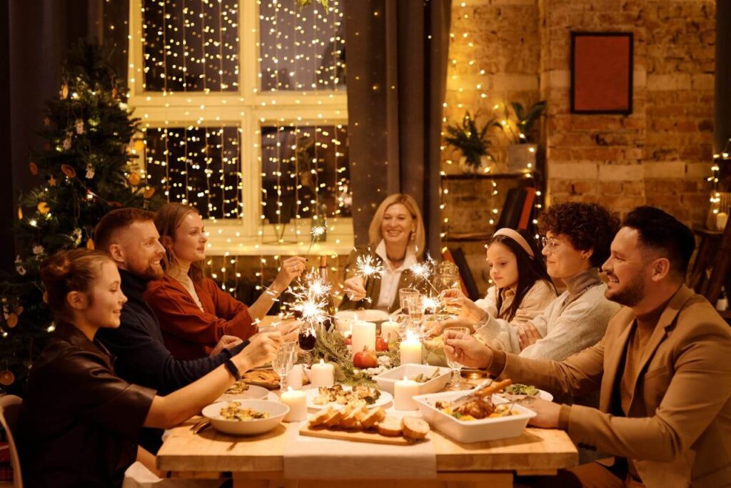 #89 ziemlichglücklich Beitragsbild: Eine Großfamilie sitzt am Tisch an Weihnachten